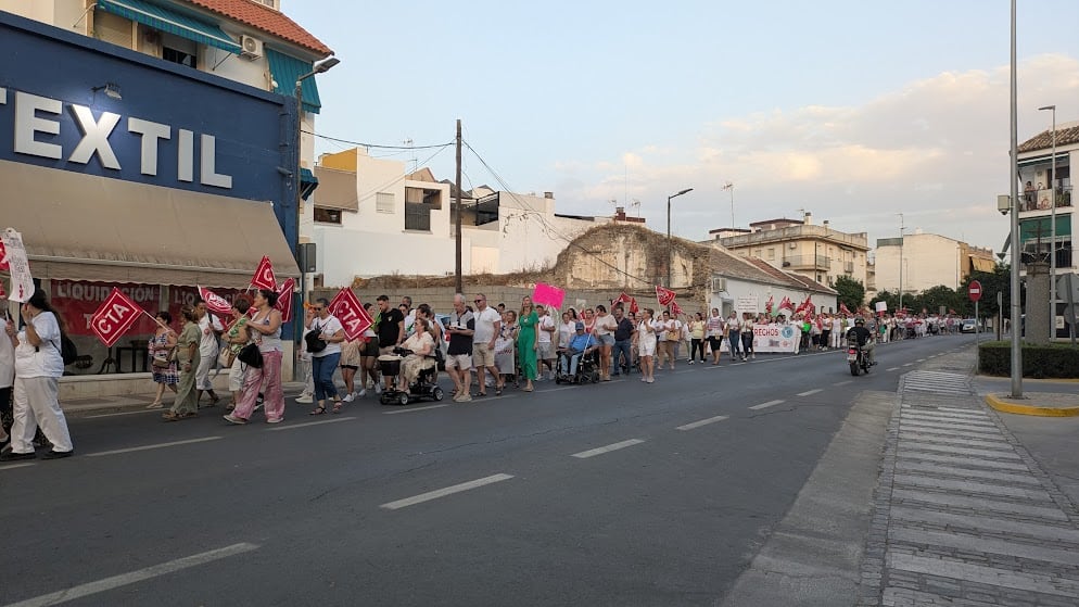 Centenares de personas por las avenidas de Palma del Río en apoyo a las trabajadoras de ayuda a domicilio