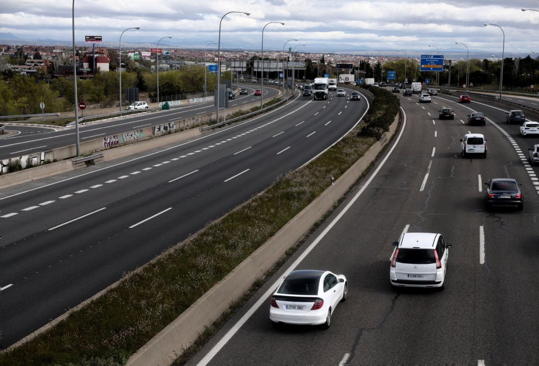 Varios coches en la carretera A-1 a su paso por la Moraleja durante el primer día del puente por el Día del Padre, en Madrid