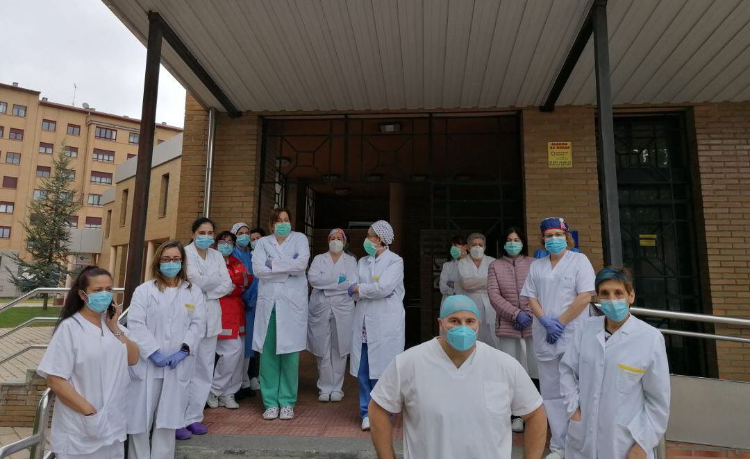 Sanitarios, frente al centro de salud sur