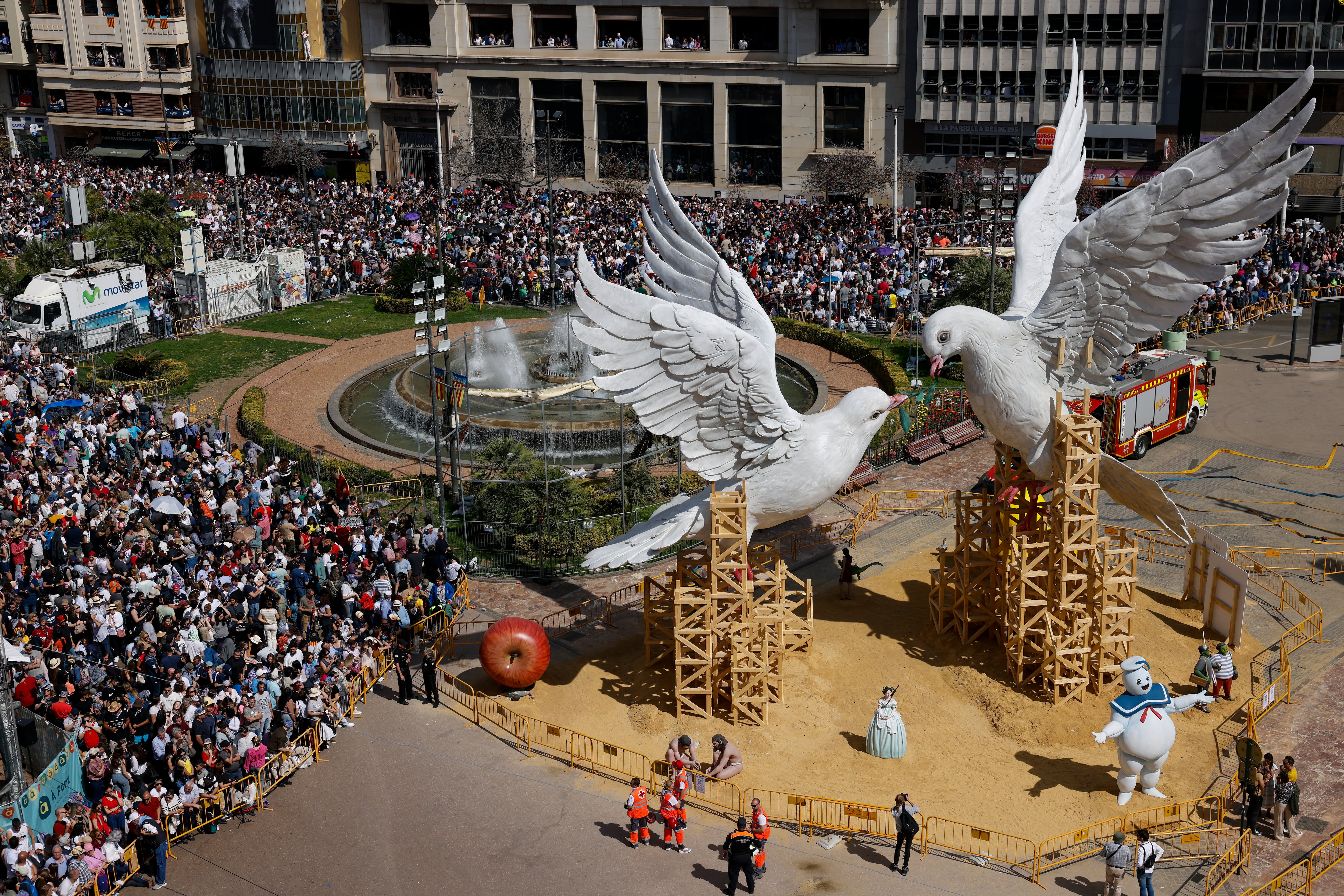 Vista general de la falla municipal rodeada del público asistente a la mascletà de las Fallas de 2024 disparada este domingo en la plaza del Ayuntamiento de València a cargo de Pirotecnia Caballer FX, de Moncada (Valencia)