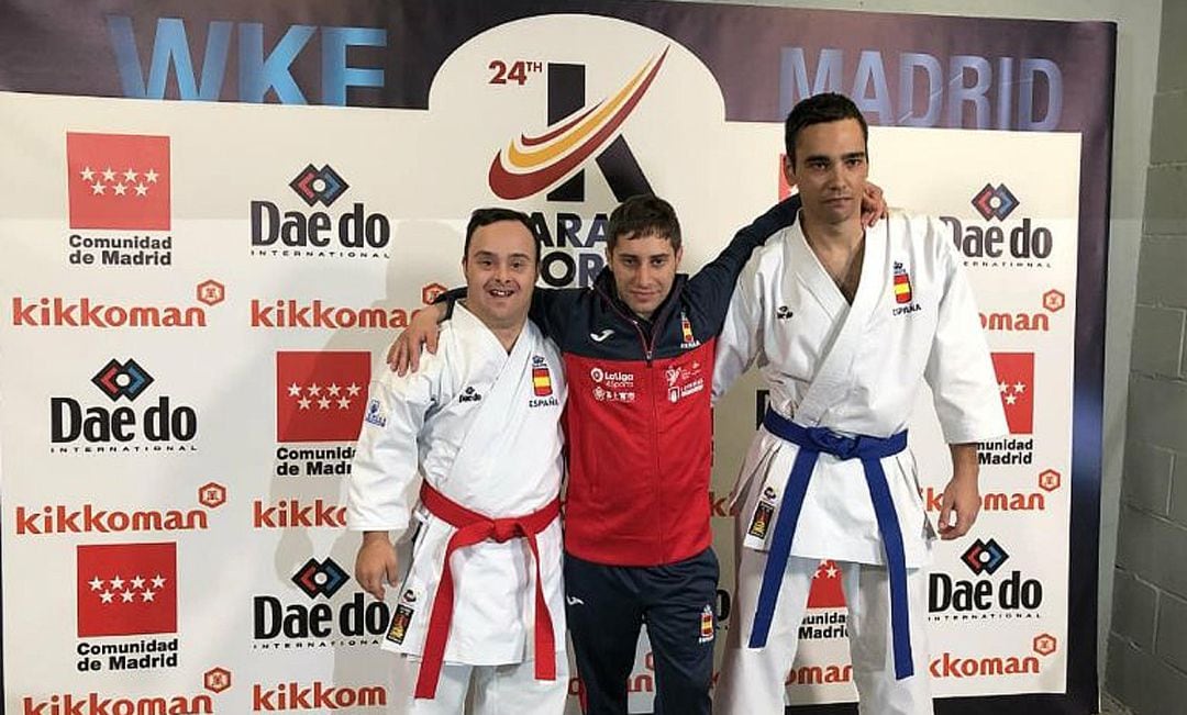 Víctor Manuel Prieto, izquierda, posa junto a los otros medallistas en su categoría: Antonio Gutiérrez (oro), a la derecha, y Carlos Huertas (bronce).