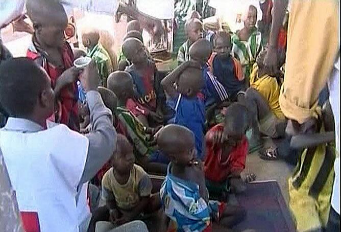 Algunos de los 103 niños de Chad son atendidos por personal médico