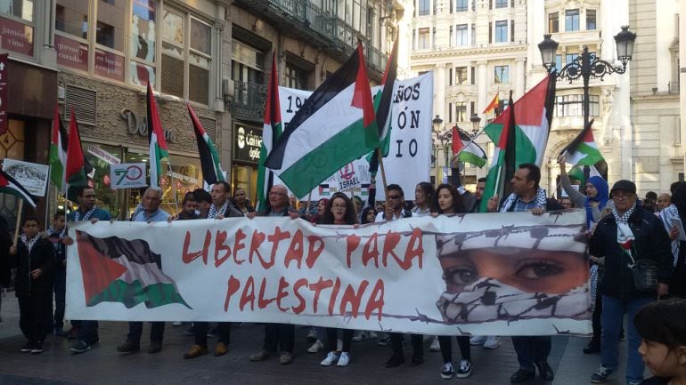 Cabeza de la manifestación, que ha discurrido entre la Plaza España y la Plaza del Pilar 