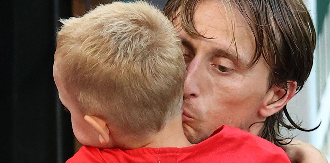 Luka Modric consola a un familiar tras la derrota de Croacia ante España