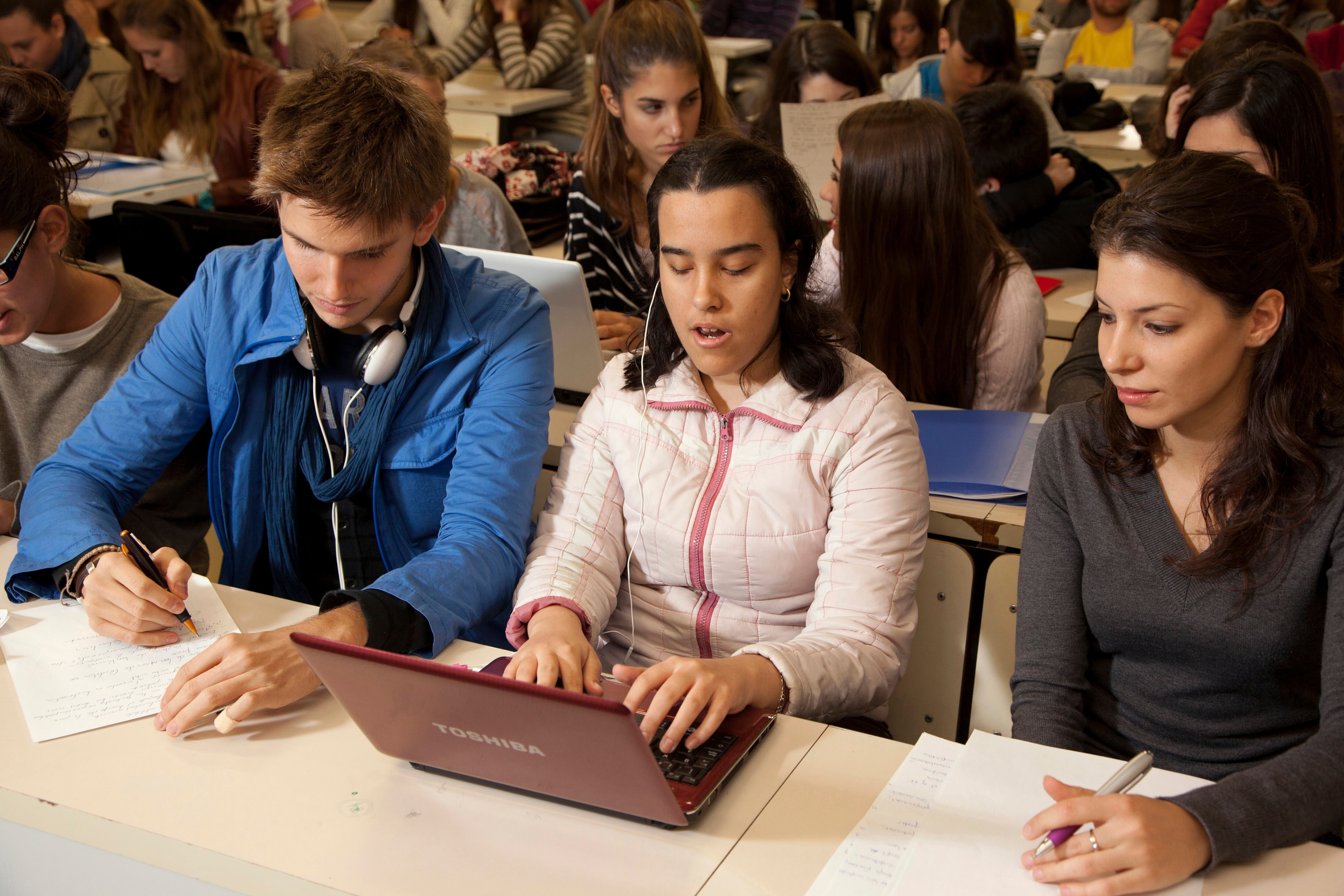 ED. Madrid (C. A. Madrid). 26/10/11.-
Grupo de estudiantes realizando estudios de periodismo - Facultad de Ciencias de la Información
Lugar: Sede Facultad de Ciencias de la Información y campus - Universidad Complutense
Imagen: Alumnos periodismo, alumna invidente con varios compañeros en clase.
FOTO: 20111105_MG_8079.
Ref.:LOC-55 (Rep:190) [IECP] ONCE/Celia de Coca/Lola Alejandre