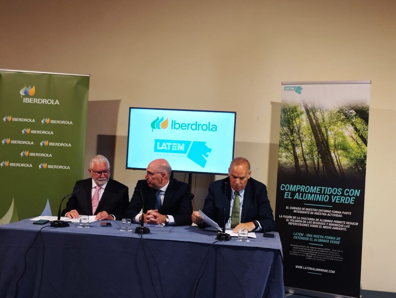 De izquierda a derecha: Macario Fernández, Presidente de LatemAluminium, Carlos Martín Tobalina, Viceconsejero de Economía de la Junta y Mario Ruiz Tagle, CEO de Iberdrola