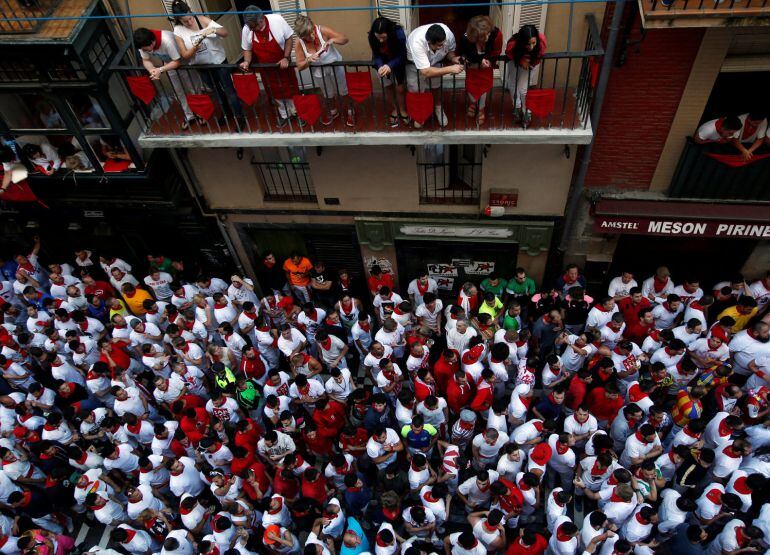 Una multitud de corredores llena las calles de Pamplona a la espera del encierro