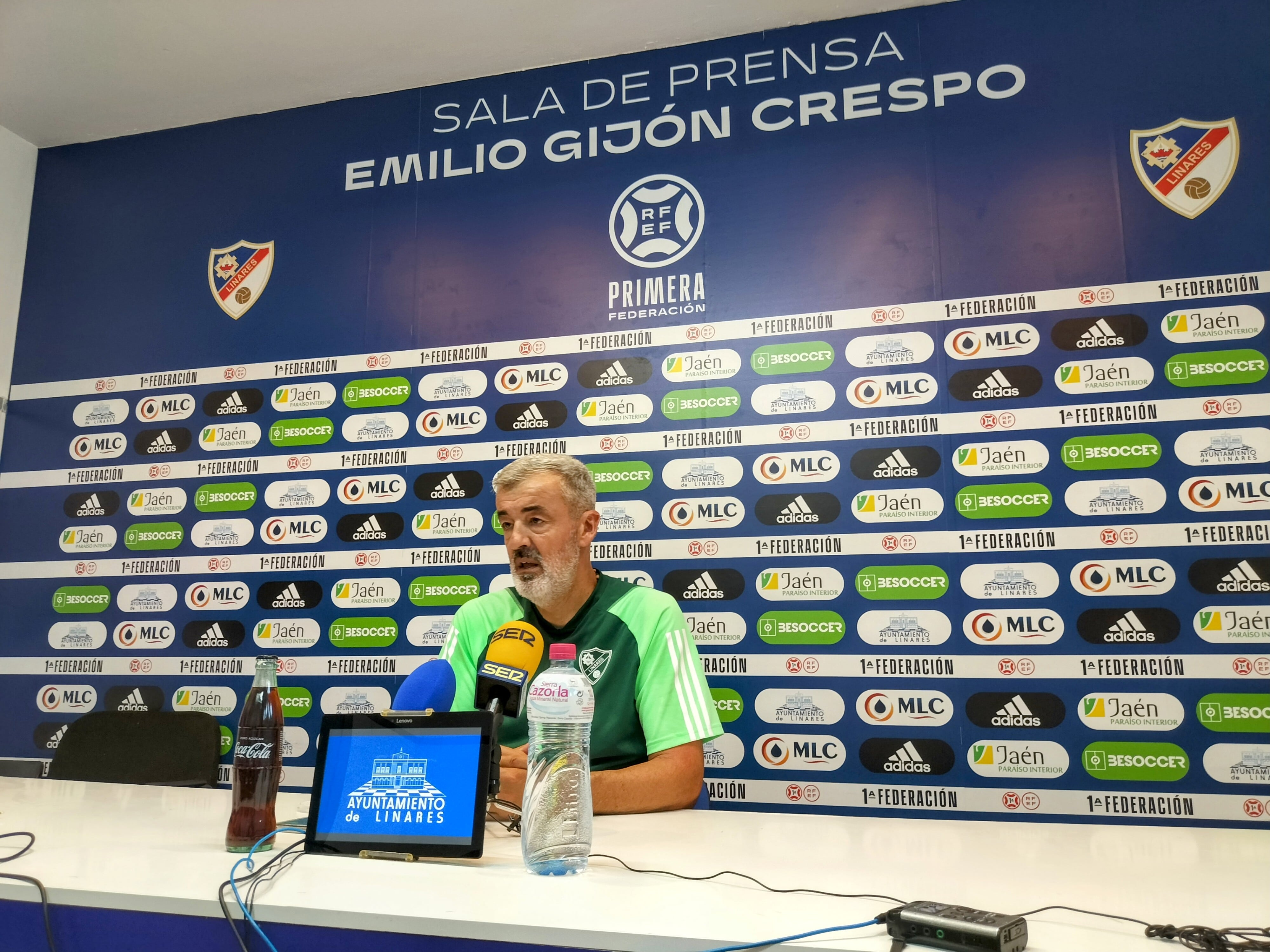 Óscar Fernández en rueda de prensa previa al partido frente a la A.D. Mérida