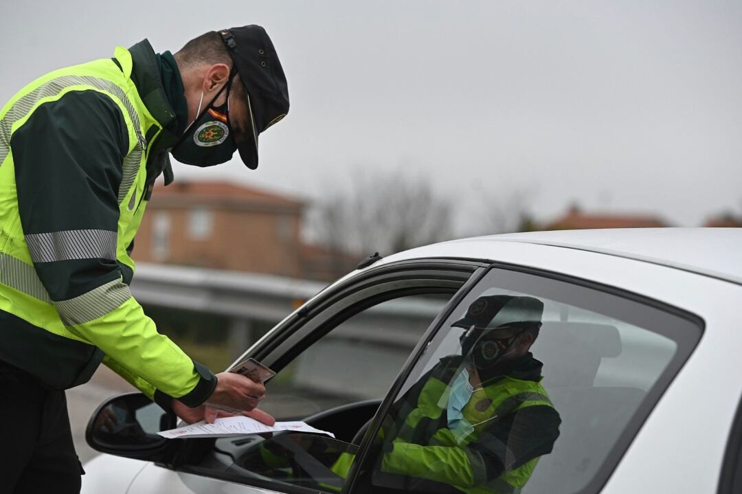 Un guardia civil solicita la documentación a un conductor en un control montado en la A-5. Archivo.