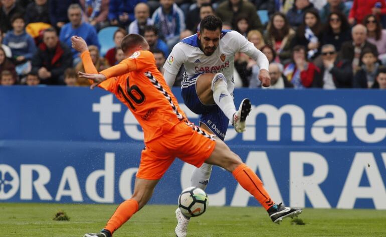 Borja Iglesias remata a portería en el último partido ante el Lorca
