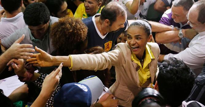 La candidata presidencial Marina Silva, del Partido Socialista Brasileño, acude a votar.