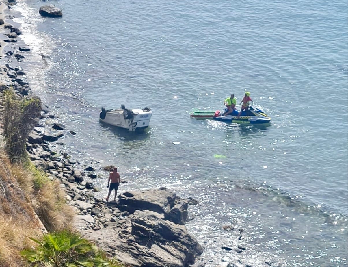 Varios testigos han alertado de que un vehículo había caído por un acantilado, en la zona entre las urbanizaciones la Perla y Torremuelle
