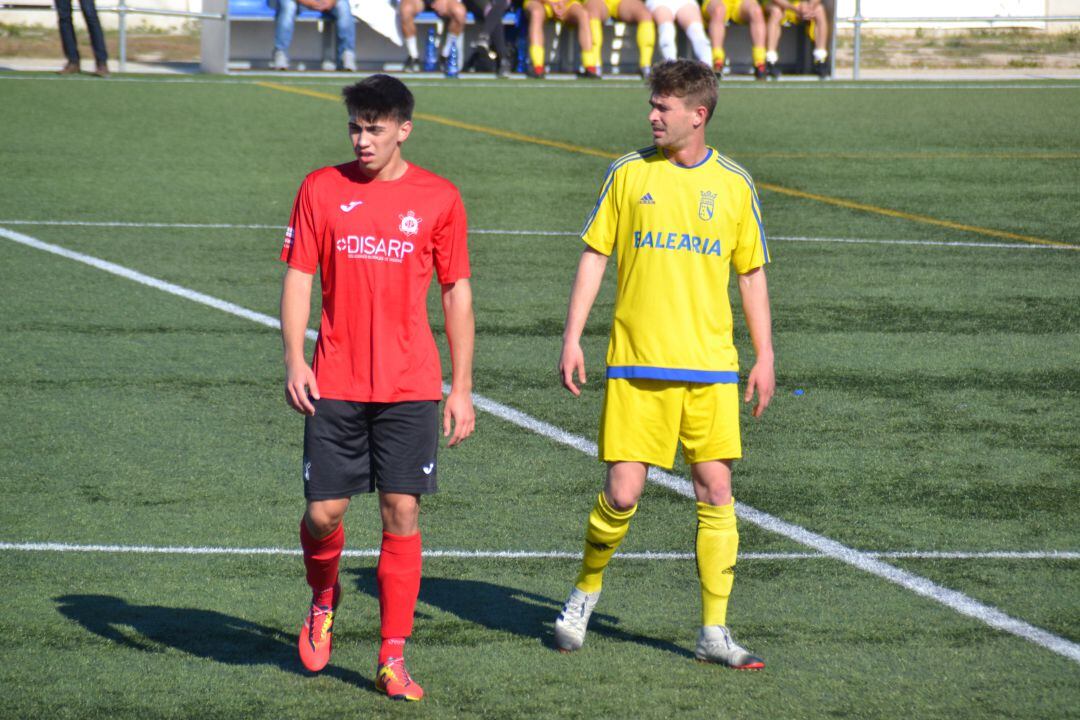 Jordi vigilando a un jugador del Portuarios.