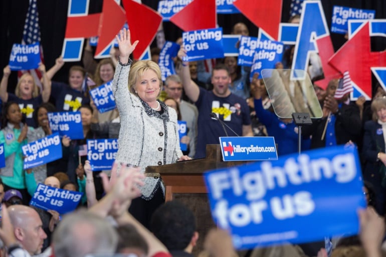 La candidata demócrata Hillary Clinton, es apoyada por sus seguidores celebrando su victoria en Carolina del Sur