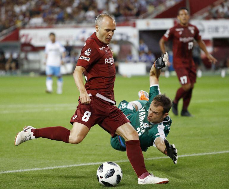 Iniesta tira a puerta y hace su primer gol en la liga japonesa