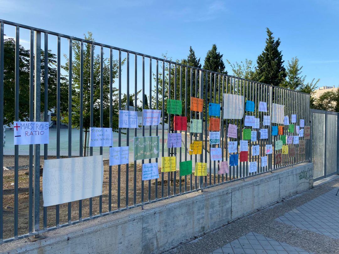 Carteles de protesta de las familias del colegio Martín Vivaldi de Granada donde se han reagrupado clases que comenzaron separadas el curso