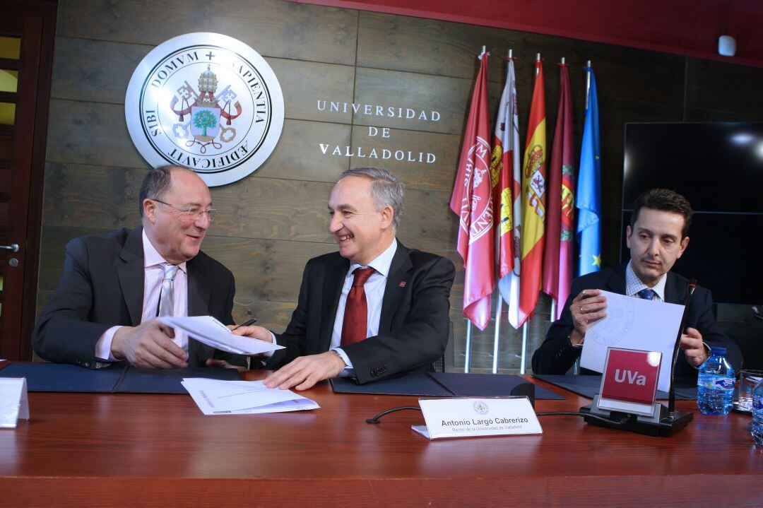 Carlos Moro durante la firma del convenio