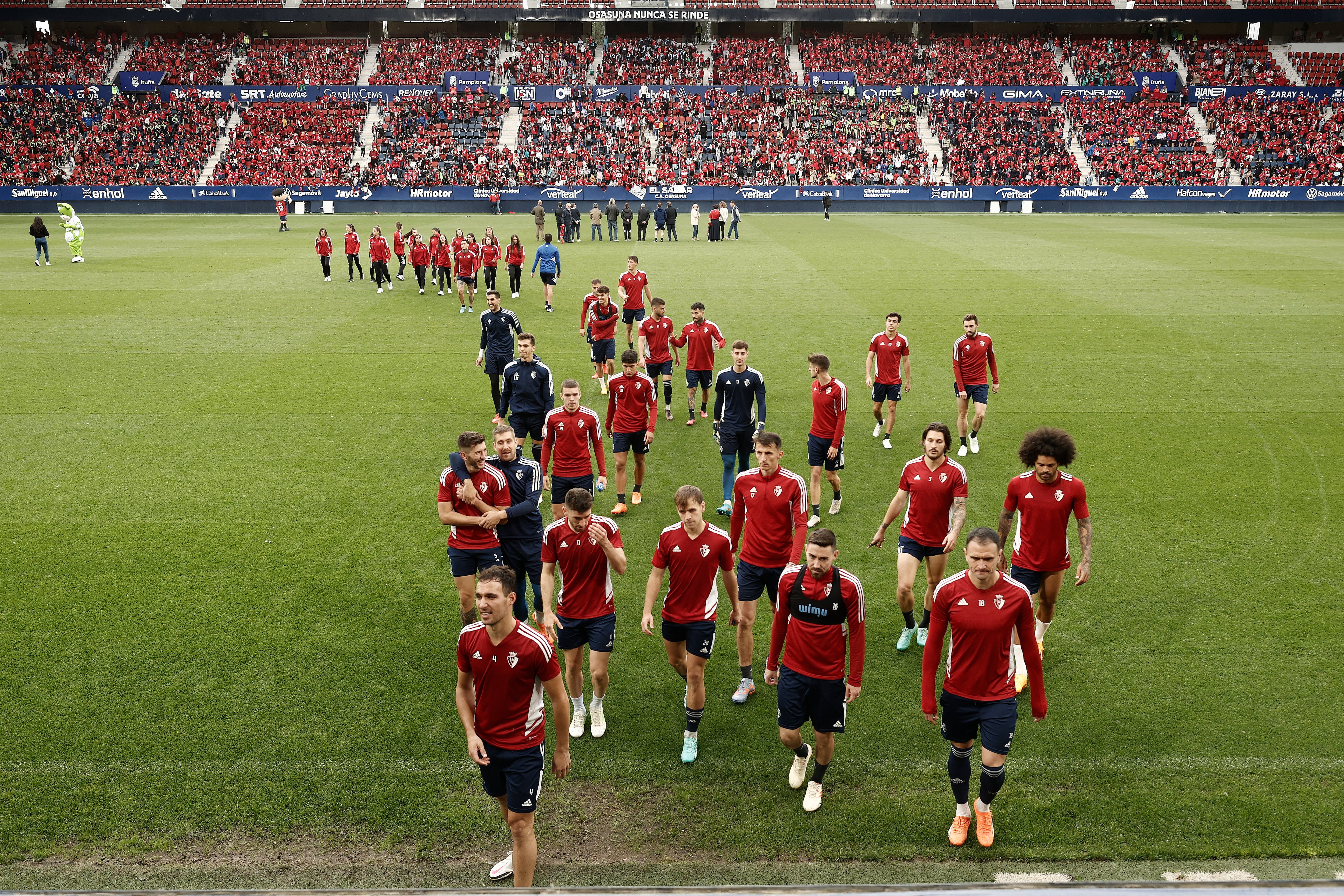 La plantilla de Osasuna durante el entrenamiento en el Sadar de la semana pasada con más de 4.000 escolares animando en las gradas