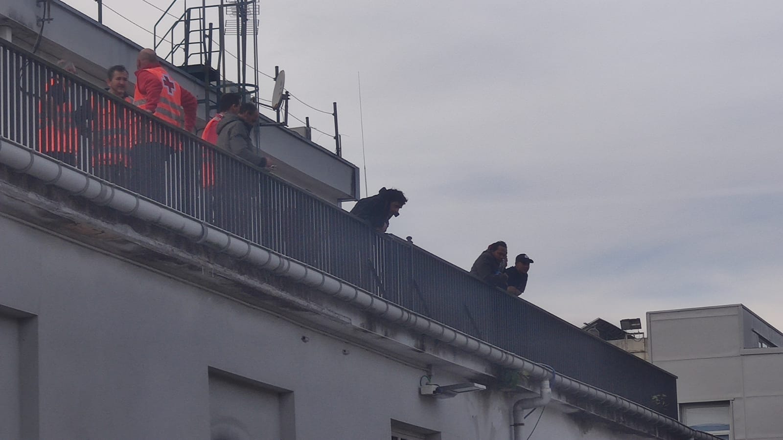 Imagen de los tripulantes rescatados del buque María Reina Madre