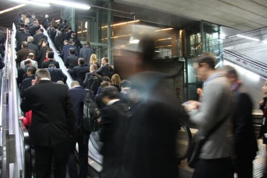 Una riudada de participants en el MWC a l'estació dels Ferrocarrils de la Generalitat