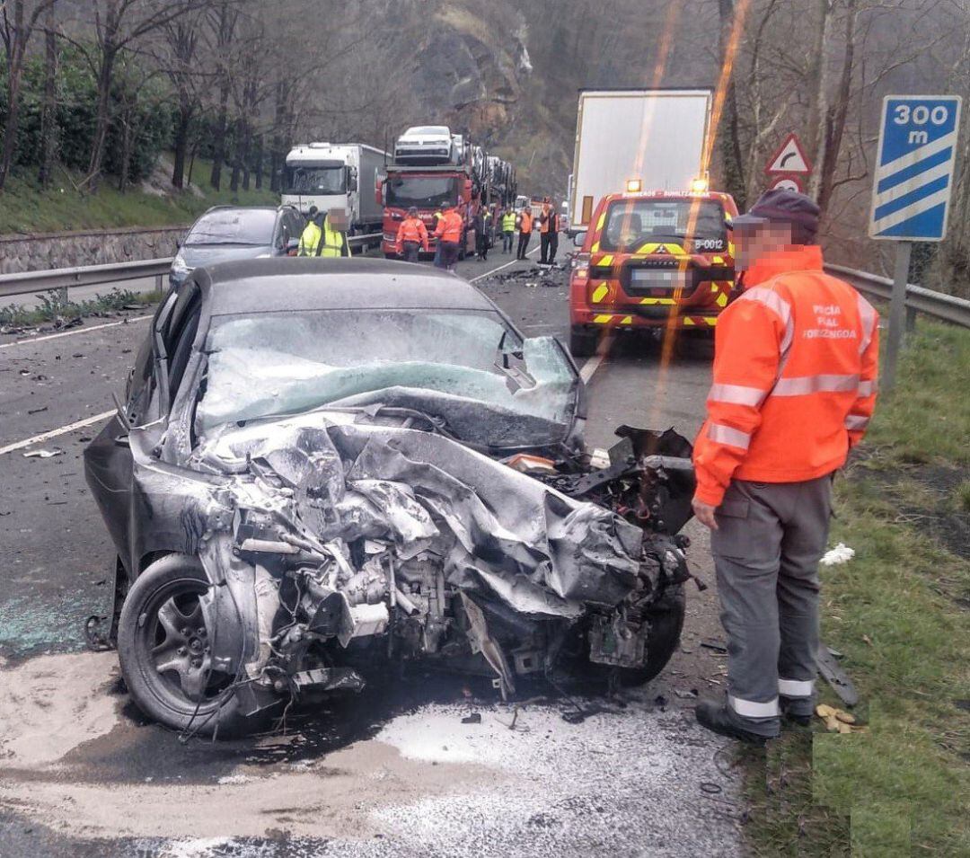 Un agente de Policía Foral en el lugar del accidente en la N-121-A en el que ha fallecido una persona