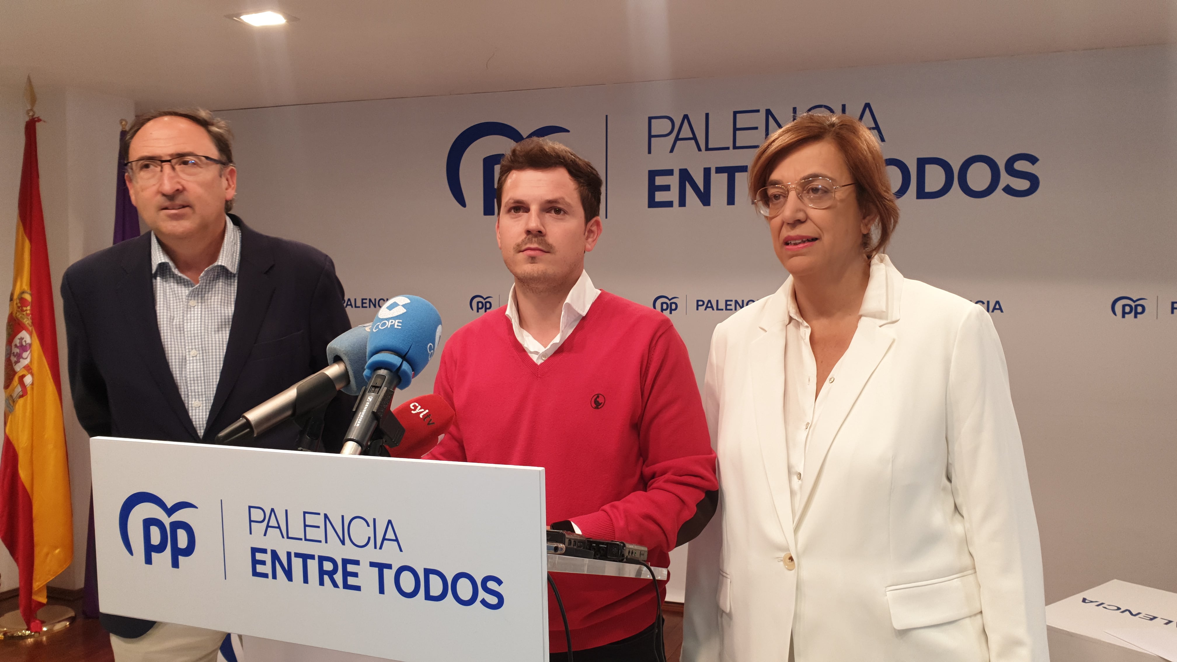 Alfonso Polanco, Víctor Torres y Ángeles Armisén en la sede del PP