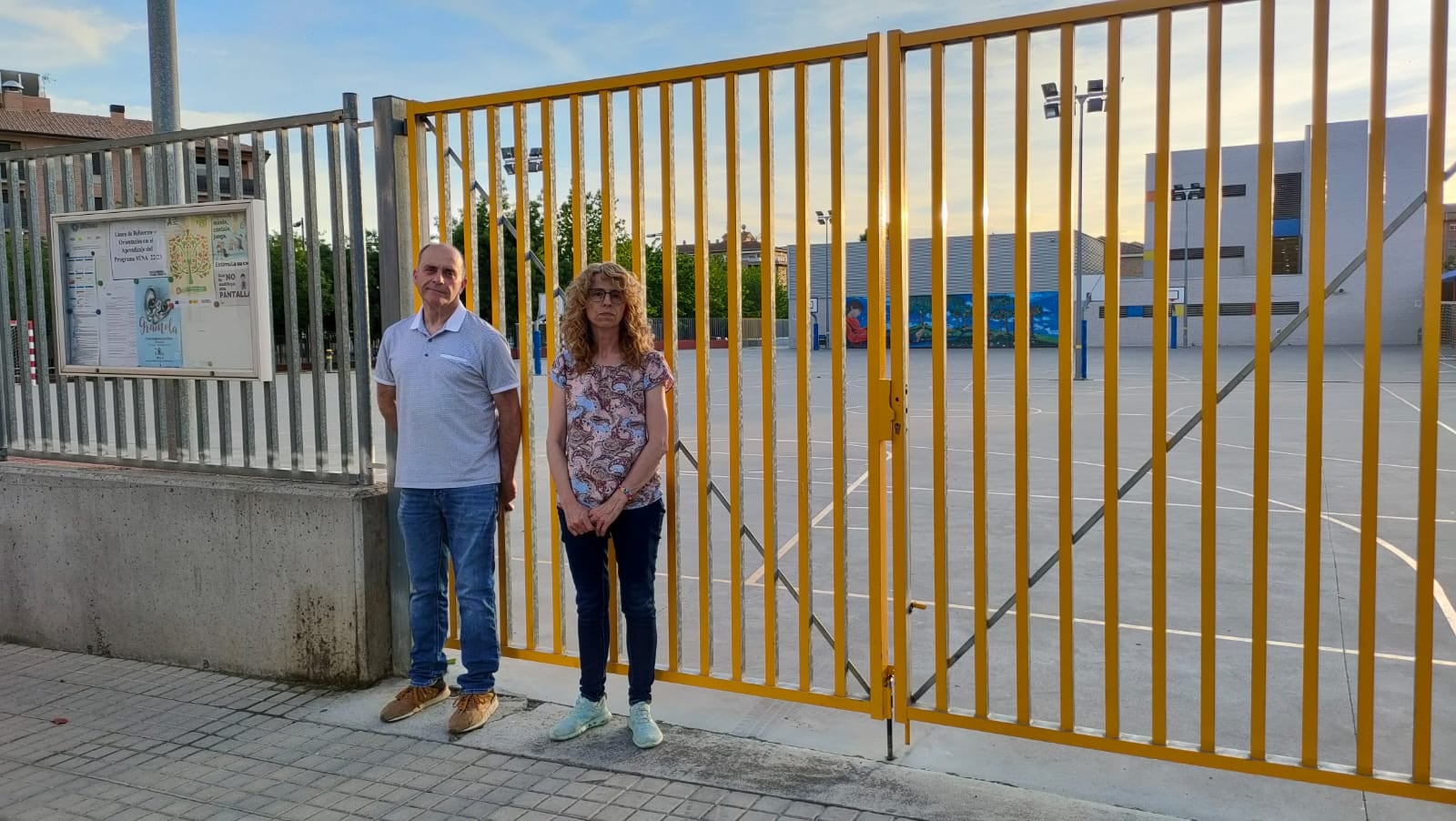 Marisol Cancer y Juan Carlos Rafel, ante el Colegio Pedro I de Barbastro