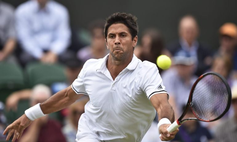 El tenista español Fernando Verdasco devuelve la pelota al australiano Bernard Tomic durante la primera ronda del torneo de Wimbledon.