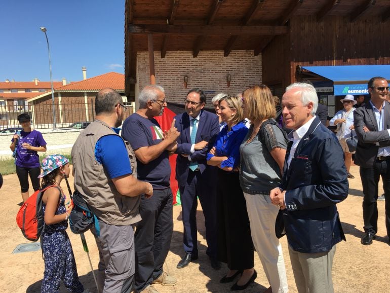 La Consejera de Familia de la Junta CyL, Alicia García se encuentra con el Delegado del Pueblo Saharaui en CyL, Emboidrik Ahmed