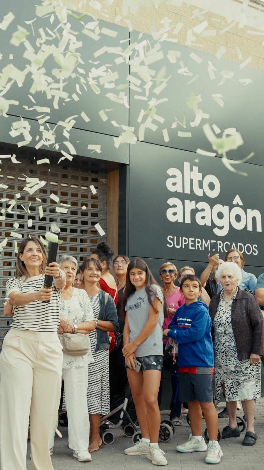 Momento de la apertura de Supermercado Altoaragón en Monzón
