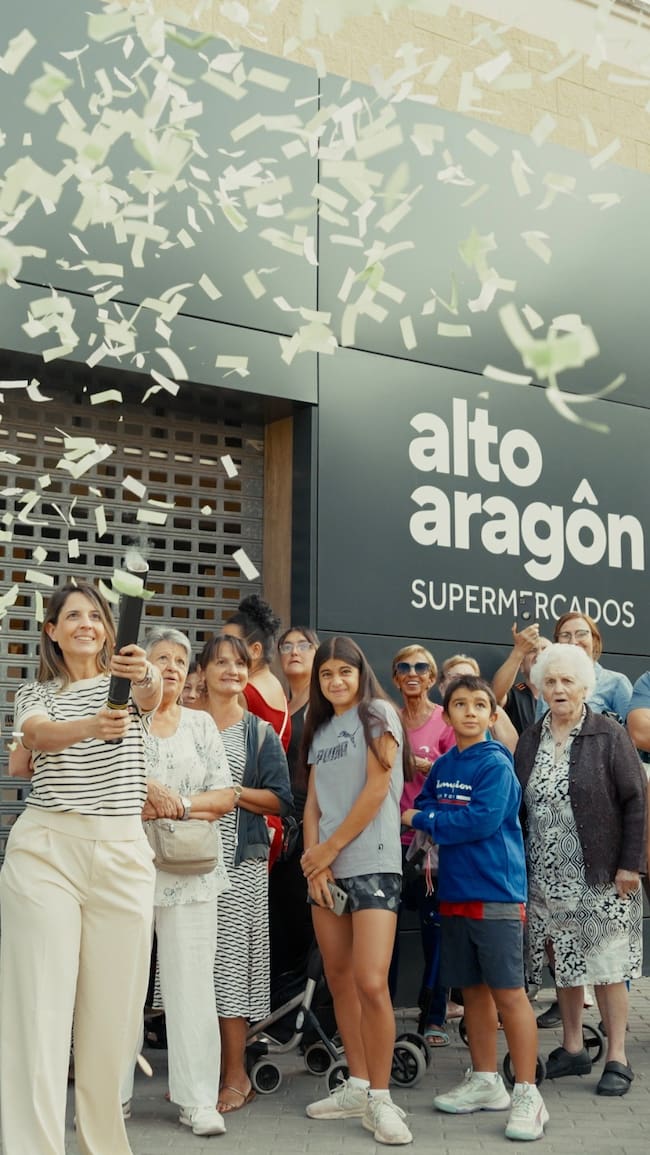Momento de la apertura de Supermercado Altoaragón en Monzón