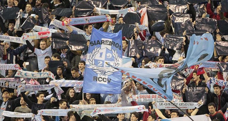 Aficionados del Celta animando en Balaídos.