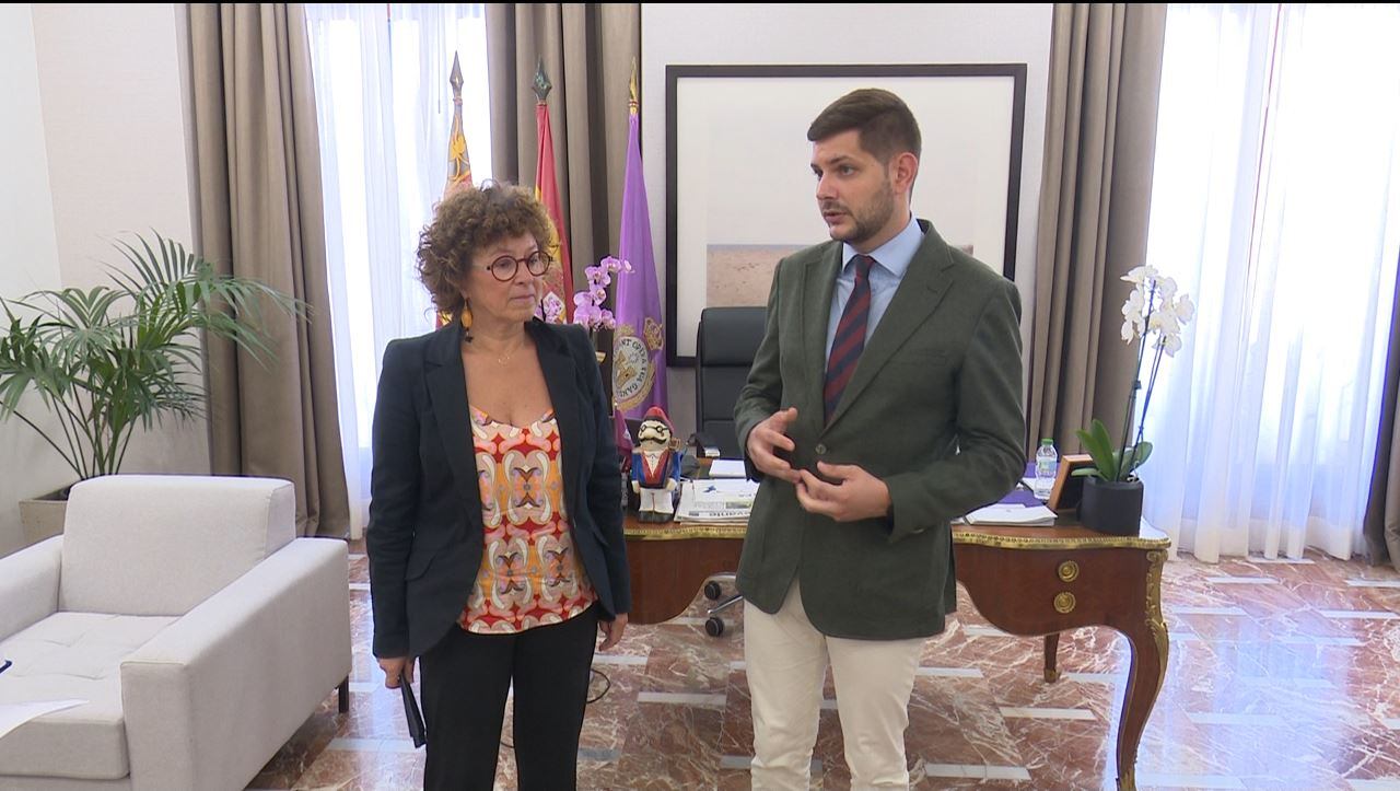 La Consellera Josefina Bueno es recibida por el alcalde de Gandia José Manuel Prieto.