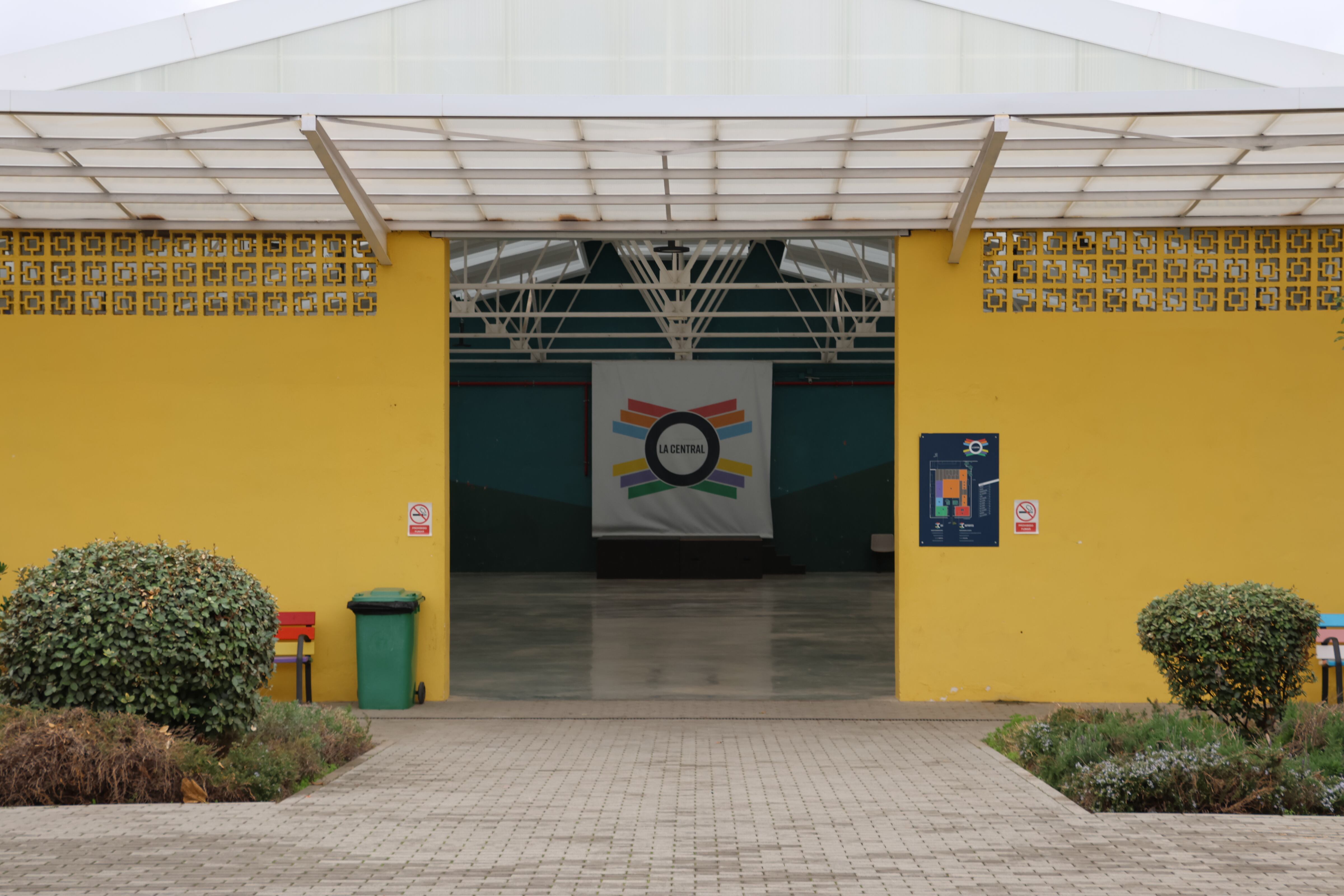 Entrada a las instalaciones de &#039;La Central&#039; en Úbeda, donde se ha activado el dispositivo de emergencia.