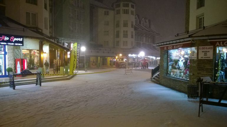 Por fin nieva en Sierra Nevada en la tarde-noche de Reyes