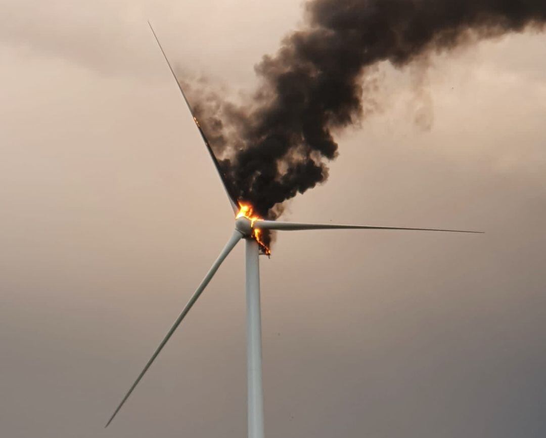 El fuego del aerogenerador obligó a intervenir a los bomberos de Tarancón