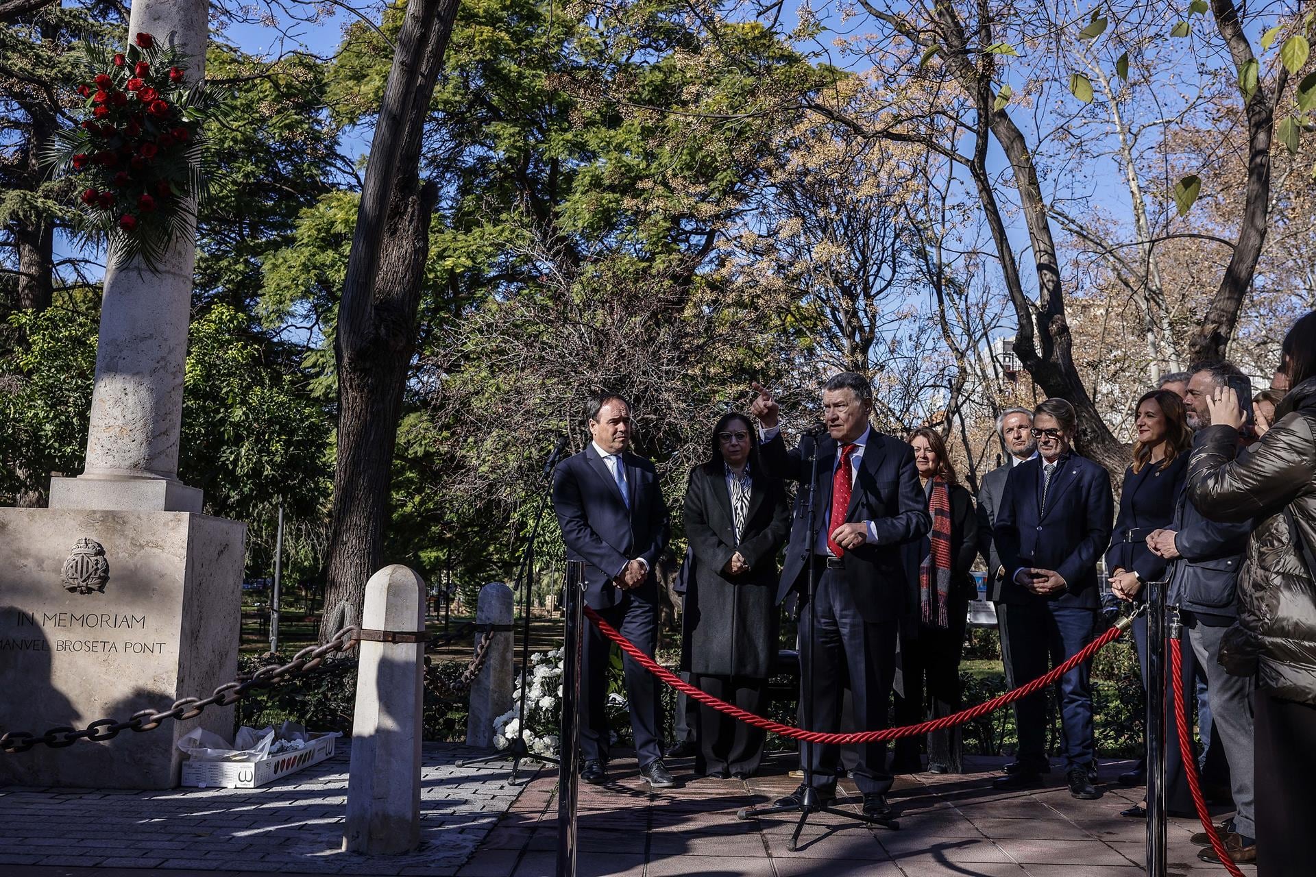 El president de la Generalitat, Juanfran Pérez Llorca, el exministro, Jordi Sevilla, y la alcaldesa, María José Catalá, durante el acto homenaje con motivo del XXXIV aniversario del asesinato del profesor Manuel Broseta, en el Monolito en el Parterre levantado en su honor