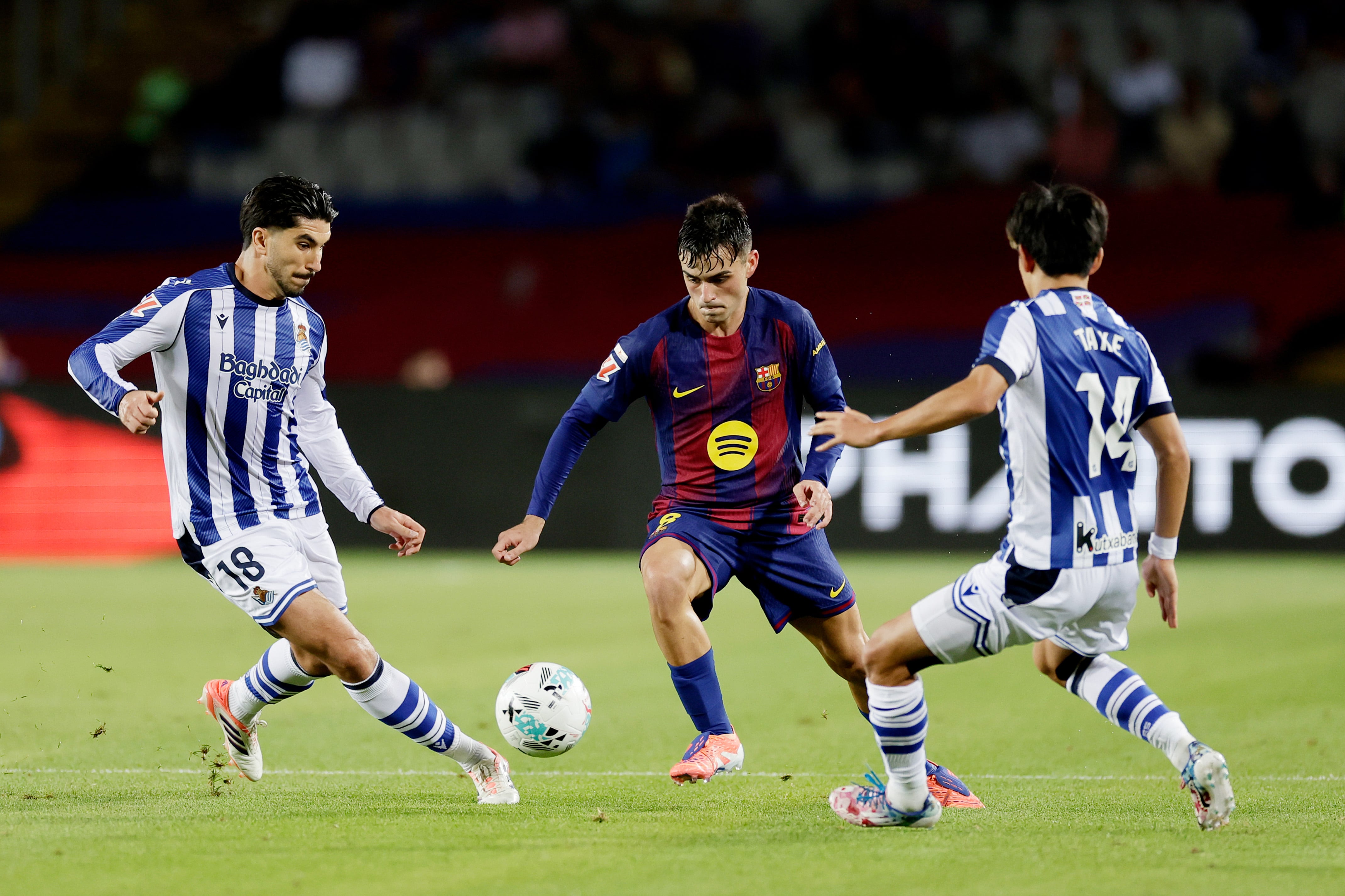 Pedri conduce entre Soler y Take Kubo, en el primer partido entre FC Barcelona y Real Sociedad de esta temporada