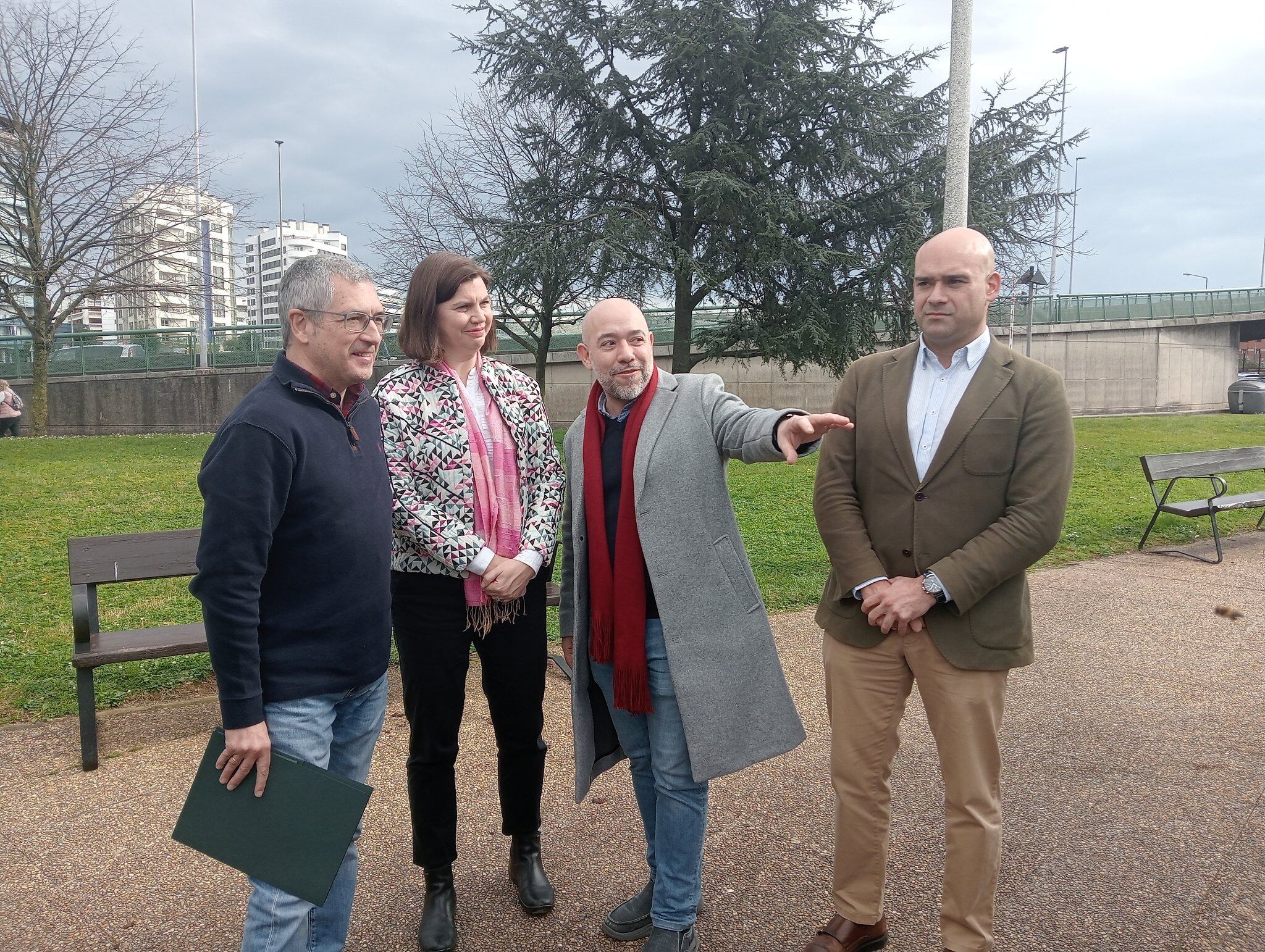 Las autoridades junto al secretario de Estado Hugo Morán en la plantación de los nuevos árboles.