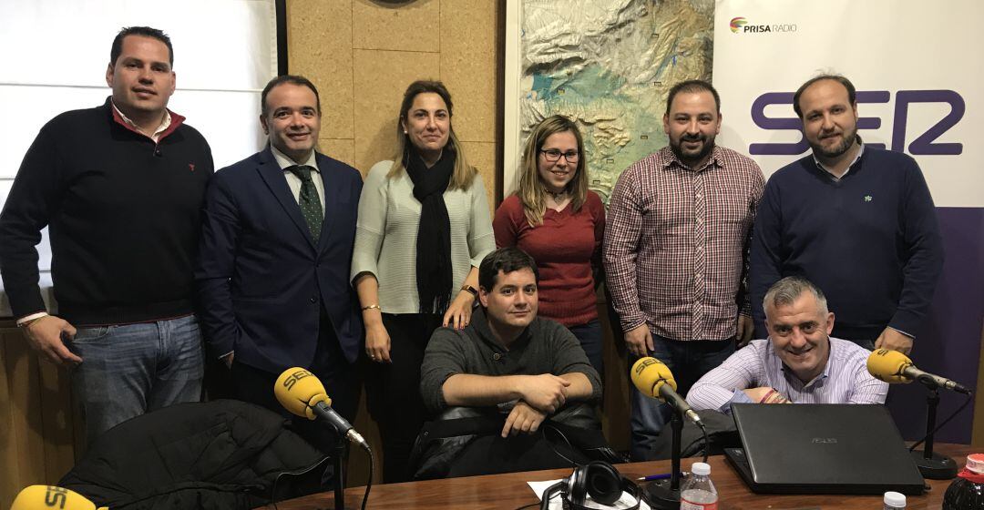 José Luis Llandres, Rodrigo Merchante, Eva Diez, Ignacio Blanco (abajo), Paula Vicente (subdirectora del programa), José Manuel Calzada, Gonzalo Sánchez y Charly Pontones (abajo), en el estudio central de SER Cuenca.