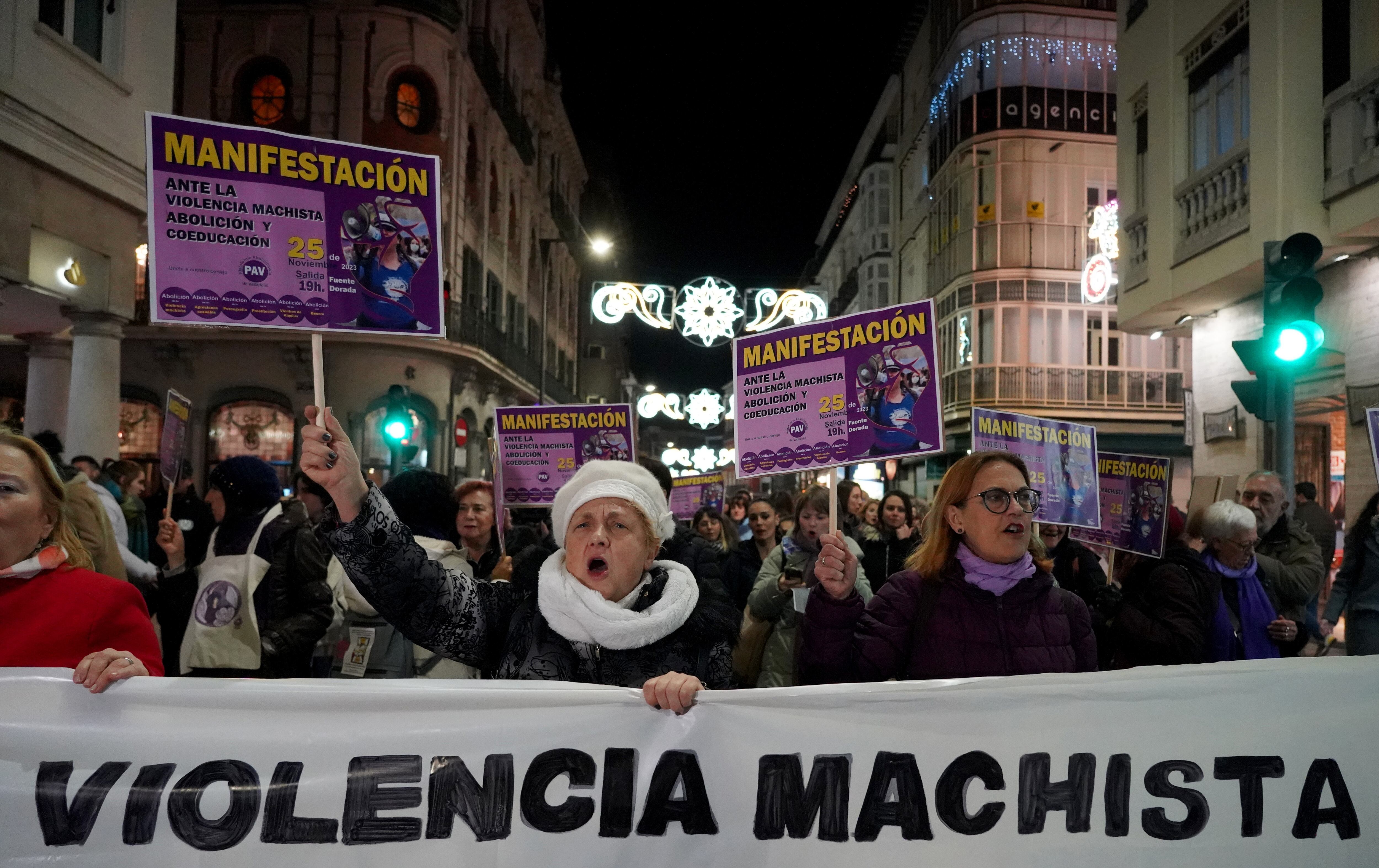 Manifestación por las calles de Valladolid con motivo del Día contra la Violencia de género