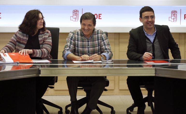 El presidente de la gestora del PSOE, Javier Fernández (c); el portavoz, Mario Jiménez, y la adjunta a Organización, Ascension Godoy