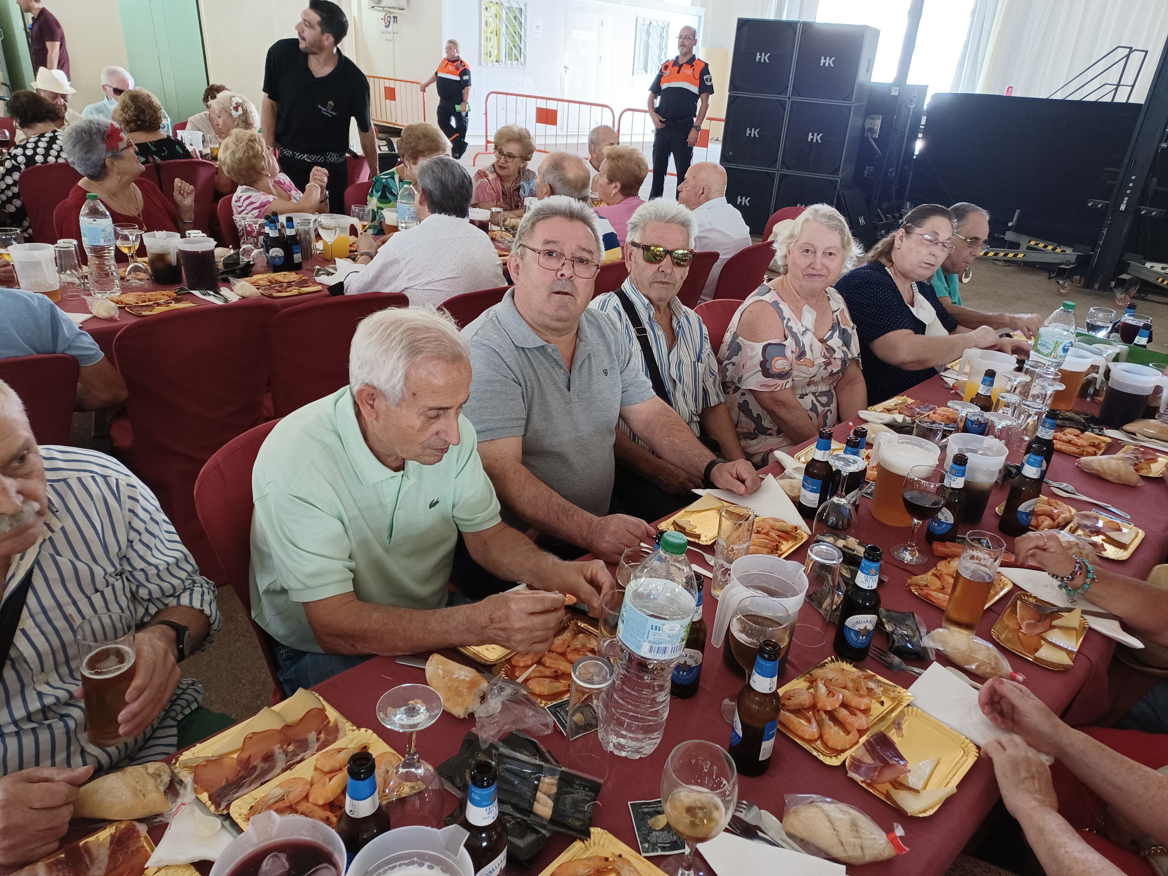 Mayores linarenses participan en la comida homenaje organizada por el Ayuntamiento.