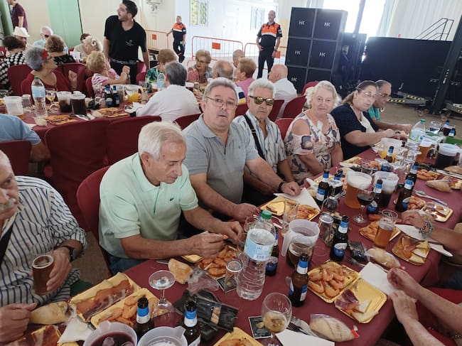 Mayores linarenses participan en la comida homenaje organizada por el Ayuntamiento.