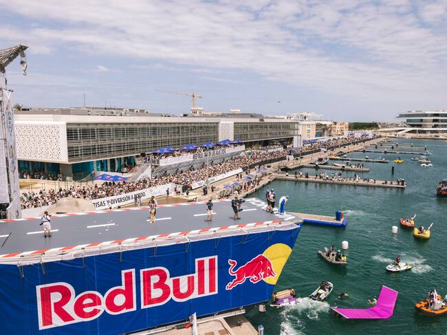 Miles de personas han asistido al evento "Día de las alas" que ha organizado Red Bull este sábado en València.