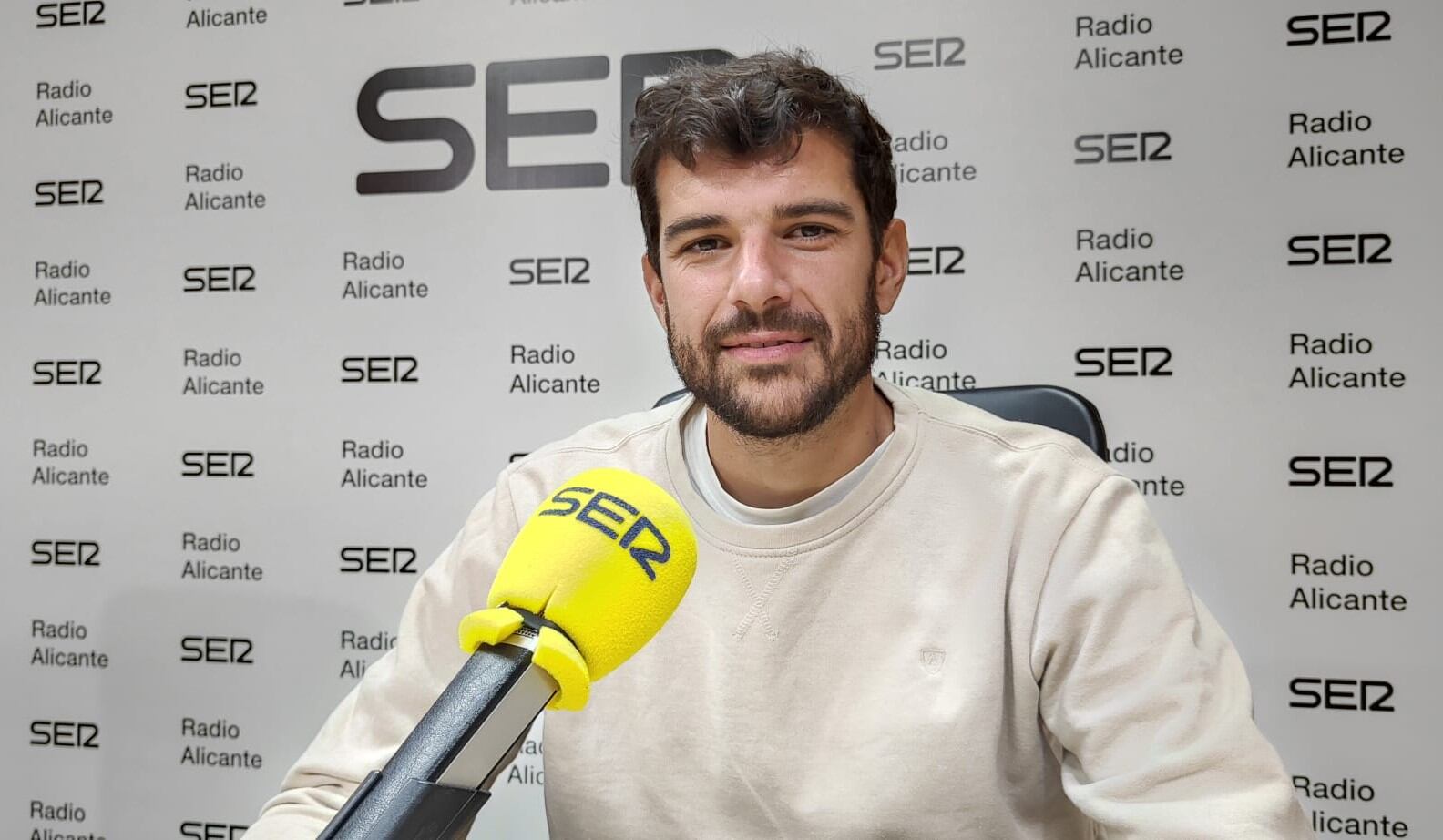 Carlos De la Nava, jugador del Hércules CF, en los estudios de Radio Alicante