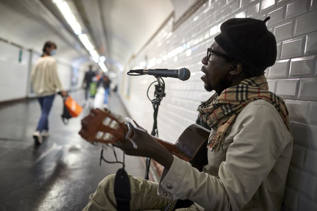 Esta semana el Metro de París ha vuelto a permitir actuaciones musicales en sus instalaciones por primera vez desde el estallido de la pandemia.