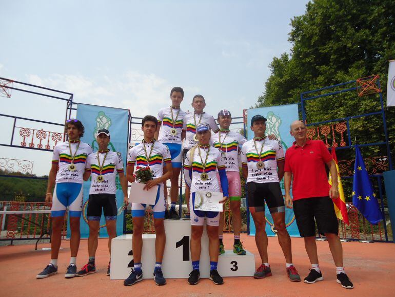 Los campeones en sus distintas categorías, en el Campeonato del Mundo Open de Ciclismo, celebrado en Baños de Molgas, entre los campeones Adrián García.