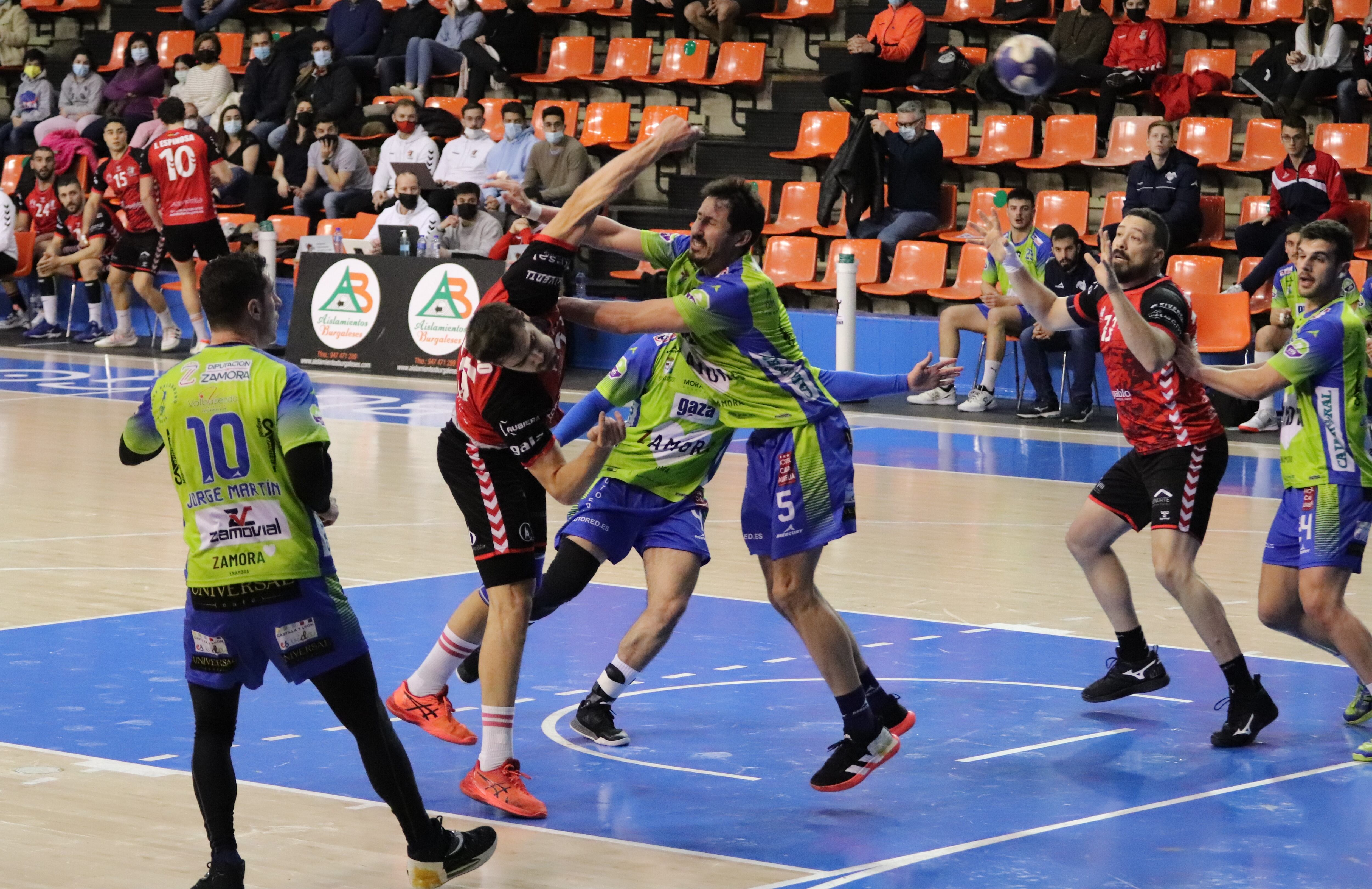 Partido entre el Club balonmano Burgos y el Zamora