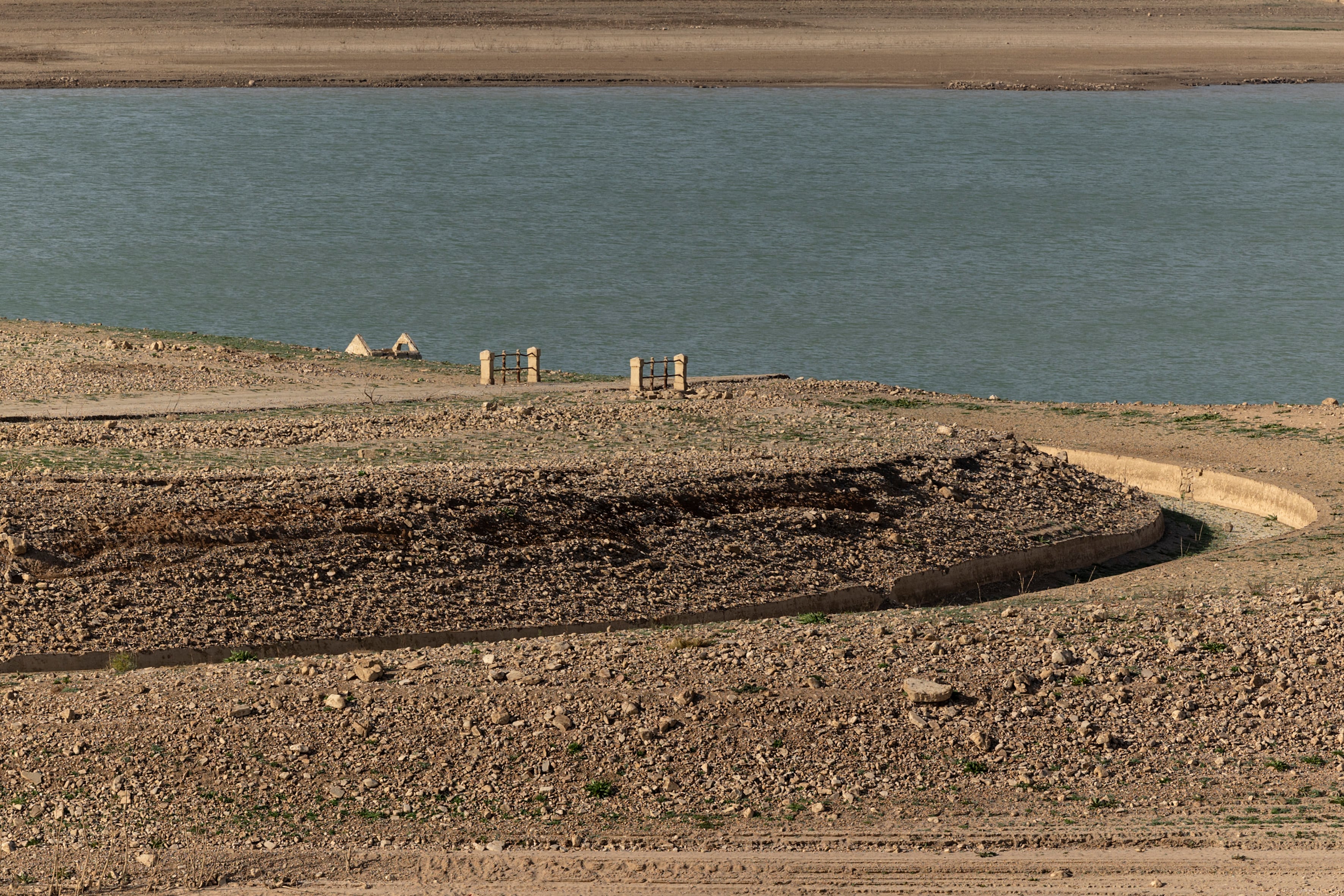 Vista de los restos del antiguo puente en el embalse de Guadalteba que ha emergido al bajar drásticamente el nivel debido a la falta de lluvias, en una imagen de finales de enero